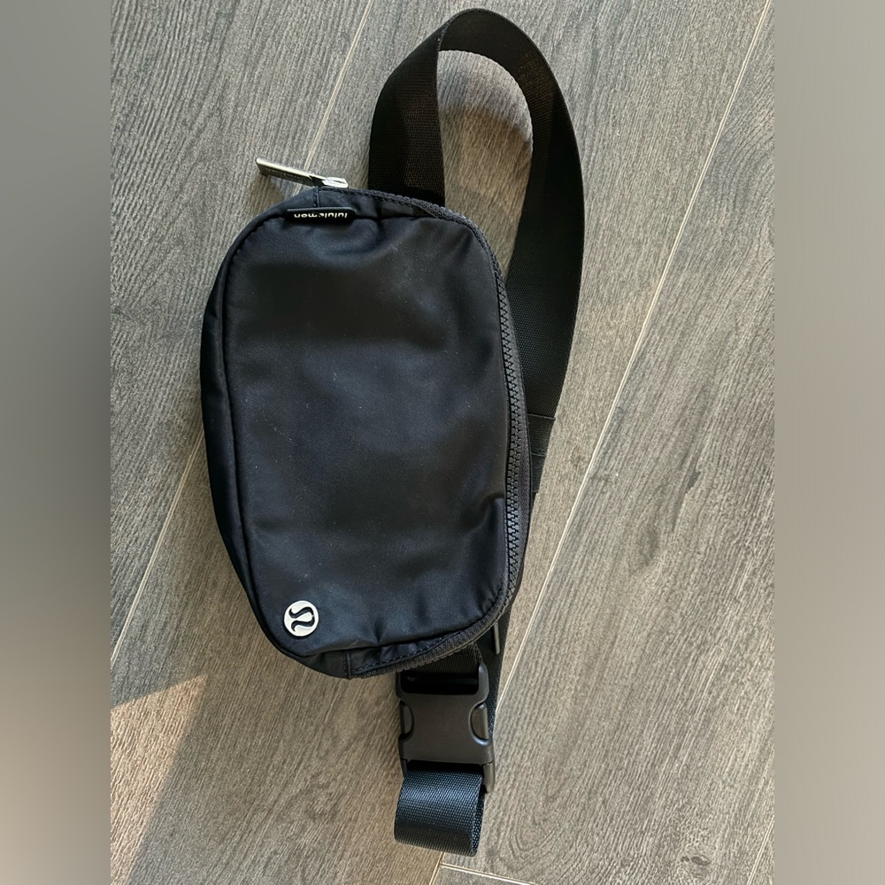 Lululemon Everywhere Belt Bag Black